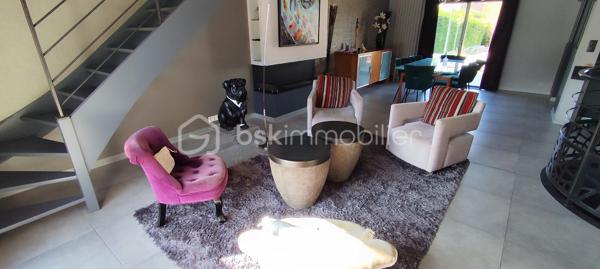 Maison 142 m2 clé en main à Fougères

Laissez-vous séduire par cette maison aux prestations de qualité, construite avec de beaux matériaux et offrant de généreux volumes, idéale pour une vie de famille.

Au rez-de-chaussée, vous découvrirez une entrée avec placard, ouvrant sur une spacieuse pièce de vie lumineuse composée d’une cuisine entièrement équipée, d’un salon agrémenté d’une cheminée éthanol et d’une salle à manger. L’ensemble donne accès à une terrasse exposée Nord-Est, sans vis-à-vis.

En demi-niveau, deux belles chambres dont une avec dressing, une salle d’eau avec double vasque ainsi qu’un WC indépendant.
À l’étage, une grande mezzanine pouvant faire office de salle de cinéma ou d’espace bureau dessert deux chambres supplémentaires, une salle d’eau avec WC suspendu ainsi qu’une salle de jeux.
En sous-sol, un vaste garage double avec porte motorisée permet de stationner deux véhicules et offre un bel espace buanderie / chaufferie. 
À l’extérieur, vous profiterez d’un jardin arboré, d’une terrasse avec accès direct depuis la salle à manger et d’un abri bois sur dalle béton, à l’abri des regards.

Prestations :
Chauffage électrique
Double vitrage
Volets roulants électriques
Assainissement collectif

Les atouts :
Maison parfaitement entretenue
Matériaux et finitions de qualité
4 chambres
Environnement calme
Proximité immédiate des écoles, commodités et arrêt de bus

Contactez moi ! Sylvain TREHET BSK immobilier Tel 0638753583