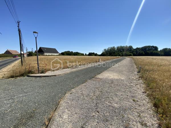 DEVENEZ PROPRIÉTAIRE à La Vieuville, commune d'Alluyes.

Offrez-vous un cadre de vie agréable dans un environnement calme, verdoyant et résidentiel.
Idéalement située entre Chartres et Châteaudun et à proximité de Bonneval, la commune d'Alluyes séduit par sa qualité de vie.

Proche des différents axes routiers (N10 et à l'A11), venez découvrir un lotissement libre de constructeur de 23 terrains à bâtir entièrement viabilisés (eau, électricité, fibre optique), parfaitement adaptés à la réalisation de votre future maison individuelle.

En direction de Bonneval, vous trouverez toutes les commodités du quotidien (commerces, marché, supermarchés, piscine, écoles, collège, crèches, maison médicale…).
Sachez que la gare se trouve à 8 min en voiture et dessert Paris, Châteaudun et Tours. 

Les atouts du programme :
    •    23 Parcelles de 542 à 884 m²,
    •    17 366m2 de surface constructible,
    •    Terrains entièrement viabilisés et bornés,
    •    Permis d'amener purger de tout recours,
    •   Etude de faisabilité de l'assainissement autonome d'un futur lotissement réalisé,
    •    Voirie effectué,
    •    Lampadaires posé,
    •    Environnement paisible et résidentiel,
    •    Accès rapide à l'A11 et N10,
    •    À proximité de Chartres, Châteaudun et Bonneval, 
    •   Gare à 8 min,
    •   Commodités à proximité.

Construisez votre projet de vie dans un cadre naturel, alliant tranquillité et proximité des principaux axes de routiers.