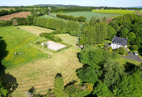 À Plogonnec, en pleine campagne, cette propriété offre un cadre de vie rare, au calme, entouré de nature et sans aucun vis-à-vis.

Dès l’arrivée, le charme du lieu opère : le chant des oiseaux, les arbres et les grands espaces créent une atmosphère paisible et ressourçante. Un environnement idéal pour ceux qui recherchent de la tranquillité et une vraie qualité de vie.

La maison néobretonne, édifiée sur sous-sol complet, propose une cuisine semi-ouverte sur une belle pièce de vie lumineuse tournée vers la terrasse exposée plein sud et la verdure du jardin arboré. À travers chaque ouverture, la maison profite de vues apaisantes sur la propriété et la nature omniprésente.

Les 4 chambres se trouvent à l’étage, offrant un espace nuit bien distinct.

La maison bénéficie également de prestations confortables et économes :

* ouvertures en double vitrage de qualité,
* isolation des combles,
* pompe à chaleur air/eau,
* poêle à bois avec plaque de cuisson intégrée,
* assainissement individuel conforme.

À l’extérieur, les 1,8 hectare séduiront particulièrement les amoureux des animaux et de la vie au grand air :
prairie, carrière pour chevaux, pâtures, enclos, abris, verger et jardin arboré composent cet ensemble plein de charme.

Un lieu paisible et authentique, où l’on se projette facilement. A très vite.
