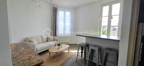 ANGERS HYPER-CENTRE – Appartement T2 de 30 m² – Emplacement privilégié – Idéal investisseur - 

Idéalement situé en plein cœur d'Angers, découvrez ce charmant appartement de 30 m² offrant un cadre de vie agréable et fonctionnel.
Vous serez séduit par sa belle pièce de vie lumineuse avec cuisine équipée ouverte et son espace bar convivial, parfait pour recevoir ou profiter de moments de détente.
L'appartement dispose également d'une chambre séparée au calme, côté cour, avec placard intégré, ainsi qu'une salle d'eau fonctionnelle.
Un espace cellier complète le bien, offrant un espace de rangement appréciable ainsi que l'emplacement pour une machine à laver.
Aucun travaux à prévoir : vous n'avez plus qu'à poser vos valises !

Les atouts du bien :
•	DPE C
•	Hyper-centre d'Angers
•	À seulement 5 minutes de la gare SNCF
•	Pièce de vie lumineuse
•	Cuisine équipée avec bar
•	Chambre indépendante avec placard
•	Cellier / buanderie
•	Aucun travaux à prévoir
•	Commerces, restaurants, transports et services accessibles à pied

Cet appartement est idéal pour un premier achat, un pied-à-terre ou un investissement locatif grâce à son emplacement recherché et sa proximité immédiate avec la gare.
📞 Contactez moi dès maintenant pour organiser une visite

Mode de chauffage électrique
Taxe foncière 759€