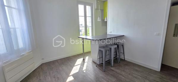 ANGERS HYPER-CENTRE – Appartement T2 de 30 m² – Emplacement privilégié – Idéal investisseur - 

Idéalement situé en plein cœur d'Angers, découvrez ce charmant appartement de 30 m² offrant un cadre de vie agréable et fonctionnel.
Vous serez séduit par sa belle pièce de vie lumineuse avec cuisine équipée ouverte et son espace bar convivial, parfait pour recevoir ou profiter de moments de détente.
L'appartement dispose également d'une chambre séparée au calme, côté cour, avec placard intégré, ainsi qu'une salle d'eau fonctionnelle.
Un espace cellier complète le bien, offrant un espace de rangement appréciable ainsi que l'emplacement pour une machine à laver.
Aucun travaux à prévoir : vous n'avez plus qu'à poser vos valises !

Les atouts du bien :
•	DPE C
•	Hyper-centre d'Angers
•	À seulement 5 minutes de la gare SNCF
•	Pièce de vie lumineuse
•	Cuisine équipée avec bar
•	Chambre indépendante avec placard
•	Cellier / buanderie
•	Aucun travaux à prévoir
•	Commerces, restaurants, transports et services accessibles à pied

Cet appartement est idéal pour un premier achat, un pied-à-terre ou un investissement locatif grâce à son emplacement recherché et sa proximité immédiate avec la gare.
📞 Contactez moi dès maintenant pour organiser une visite

Mode de chauffage électrique
Taxe foncière 759€