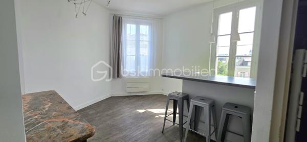 ANGERS HYPER-CENTRE – Appartement T2 de 30 m² – Emplacement privilégié – Idéal investisseur - 

Idéalement situé en plein cœur d'Angers, découvrez ce charmant appartement de 30 m² offrant un cadre de vie agréable et fonctionnel.
Vous serez séduit par sa belle pièce de vie lumineuse avec cuisine équipée ouverte et son espace bar convivial, parfait pour recevoir ou profiter de moments de détente.
L'appartement dispose également d'une chambre séparée au calme, côté cour, avec placard intégré, ainsi qu'une salle d'eau fonctionnelle.
Un espace cellier complète le bien, offrant un espace de rangement appréciable ainsi que l'emplacement pour une machine à laver.
Aucun travaux à prévoir : vous n'avez plus qu'à poser vos valises !

Les atouts du bien :
•	DPE C
•	Hyper-centre d'Angers
•	À seulement 5 minutes de la gare SNCF
•	Pièce de vie lumineuse
•	Cuisine équipée avec bar
•	Chambre indépendante avec placard
•	Cellier / buanderie
•	Aucun travaux à prévoir
•	Commerces, restaurants, transports et services accessibles à pied

Cet appartement est idéal pour un premier achat, un pied-à-terre ou un investissement locatif grâce à son emplacement recherché et sa proximité immédiate avec la gare.
📞 Contactez moi dès maintenant pour organiser une visite

Mode de chauffage électrique
Taxe foncière 759€