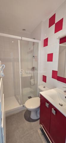 ANGERS HYPER-CENTRE – Appartement T2 de 30 m² – Emplacement privilégié – Idéal investisseur - 

Idéalement situé en plein cœur d'Angers, découvrez ce charmant appartement de 30 m² offrant un cadre de vie agréable et fonctionnel.
Vous serez séduit par sa belle pièce de vie lumineuse avec cuisine équipée ouverte et son espace bar convivial, parfait pour recevoir ou profiter de moments de détente.
L'appartement dispose également d'une chambre séparée au calme, côté cour, avec placard intégré, ainsi qu'une salle d'eau fonctionnelle.
Un espace cellier complète le bien, offrant un espace de rangement appréciable ainsi que l'emplacement pour une machine à laver.
Aucun travaux à prévoir : vous n'avez plus qu'à poser vos valises !

Les atouts du bien :
•	DPE C
•	Hyper-centre d'Angers
•	À seulement 5 minutes de la gare SNCF
•	Pièce de vie lumineuse
•	Cuisine équipée avec bar
•	Chambre indépendante avec placard
•	Cellier / buanderie
•	Aucun travaux à prévoir
•	Commerces, restaurants, transports et services accessibles à pied

Cet appartement est idéal pour un premier achat, un pied-à-terre ou un investissement locatif grâce à son emplacement recherché et sa proximité immédiate avec la gare.
📞 Contactez moi dès maintenant pour organiser une visite

Mode de chauffage électrique
Taxe foncière 759€