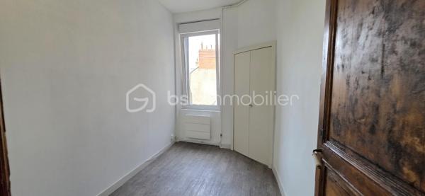 ANGERS HYPER-CENTRE – Appartement T2 de 30 m² – Emplacement privilégié – Idéal investisseur - 

Idéalement situé en plein cœur d'Angers, découvrez ce charmant appartement de 30 m² offrant un cadre de vie agréable et fonctionnel.
Vous serez séduit par sa belle pièce de vie lumineuse avec cuisine équipée ouverte et son espace bar convivial, parfait pour recevoir ou profiter de moments de détente.
L'appartement dispose également d'une chambre séparée au calme, côté cour, avec placard intégré, ainsi qu'une salle d'eau fonctionnelle.
Un espace cellier complète le bien, offrant un espace de rangement appréciable ainsi que l'emplacement pour une machine à laver.
Aucun travaux à prévoir : vous n'avez plus qu'à poser vos valises !

Les atouts du bien :
•	DPE C
•	Hyper-centre d'Angers
•	À seulement 5 minutes de la gare SNCF
•	Pièce de vie lumineuse
•	Cuisine équipée avec bar
•	Chambre indépendante avec placard
•	Cellier / buanderie
•	Aucun travaux à prévoir
•	Commerces, restaurants, transports et services accessibles à pied

Cet appartement est idéal pour un premier achat, un pied-à-terre ou un investissement locatif grâce à son emplacement recherché et sa proximité immédiate avec la gare.
📞 Contactez moi dès maintenant pour organiser une visite

Mode de chauffage électrique
Taxe foncière 759€
