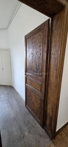 ANGERS HYPER-CENTRE – Appartement T2 de 30 m² – Emplacement privilégié – Idéal investisseur - 

Idéalement situé en plein cœur d'Angers, découvrez ce charmant appartement de 30 m² offrant un cadre de vie agréable et fonctionnel.
Vous serez séduit par sa belle pièce de vie lumineuse avec cuisine équipée ouverte et son espace bar convivial, parfait pour recevoir ou profiter de moments de détente.
L'appartement dispose également d'une chambre séparée au calme, côté cour, avec placard intégré, ainsi qu'une salle d'eau fonctionnelle.
Un espace cellier complète le bien, offrant un espace de rangement appréciable ainsi que l'emplacement pour une machine à laver.
Aucun travaux à prévoir : vous n'avez plus qu'à poser vos valises !

Les atouts du bien :
•	DPE C
•	Hyper-centre d'Angers
•	À seulement 5 minutes de la gare SNCF
•	Pièce de vie lumineuse
•	Cuisine équipée avec bar
•	Chambre indépendante avec placard
•	Cellier / buanderie
•	Aucun travaux à prévoir
•	Commerces, restaurants, transports et services accessibles à pied

Cet appartement est idéal pour un premier achat, un pied-à-terre ou un investissement locatif grâce à son emplacement recherché et sa proximité immédiate avec la gare.
📞 Contactez moi dès maintenant pour organiser une visite

Mode de chauffage électrique
Taxe foncière 759€