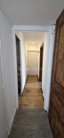 ANGERS HYPER-CENTRE – Appartement T2 de 30 m² – Emplacement privilégié – Idéal investisseur - 

Idéalement situé en plein cœur d'Angers, découvrez ce charmant appartement de 30 m² offrant un cadre de vie agréable et fonctionnel.
Vous serez séduit par sa belle pièce de vie lumineuse avec cuisine équipée ouverte et son espace bar convivial, parfait pour recevoir ou profiter de moments de détente.
L'appartement dispose également d'une chambre séparée au calme, côté cour, avec placard intégré, ainsi qu'une salle d'eau fonctionnelle.
Un espace cellier complète le bien, offrant un espace de rangement appréciable ainsi que l'emplacement pour une machine à laver.
Aucun travaux à prévoir : vous n'avez plus qu'à poser vos valises !

Les atouts du bien :
•	DPE C
•	Hyper-centre d'Angers
•	À seulement 5 minutes de la gare SNCF
•	Pièce de vie lumineuse
•	Cuisine équipée avec bar
•	Chambre indépendante avec placard
•	Cellier / buanderie
•	Aucun travaux à prévoir
•	Commerces, restaurants, transports et services accessibles à pied

Cet appartement est idéal pour un premier achat, un pied-à-terre ou un investissement locatif grâce à son emplacement recherché et sa proximité immédiate avec la gare.
📞 Contactez moi dès maintenant pour organiser une visite

Mode de chauffage électrique
Taxe foncière 759€