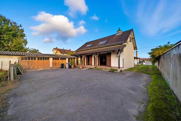 Maison à rafraichir à Chalon Sur Saône de 140 m² avec 5 chambres, dépendances et terrain