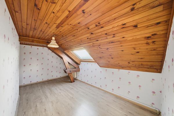 Maison à rafraichir à Chalon Sur Saône de 140 m² avec 5 chambres, dépendances et terrain