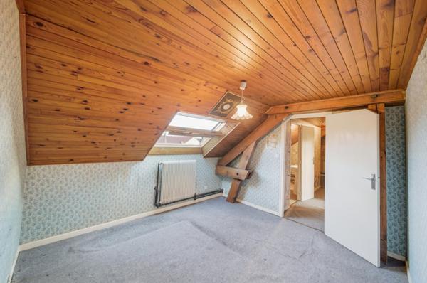 Maison à rafraichir à Chalon Sur Saône de 140 m² avec 5 chambres, dépendances et terrain