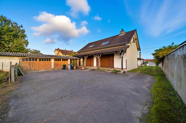 Maison à rafraichir à Chalon Sur Saône de 140 m² avec 5 chambres, dépendances et terrain