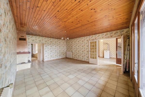 Maison à rafraichir à Chalon Sur Saône de 140 m² avec 5 chambres, dépendances et terrain