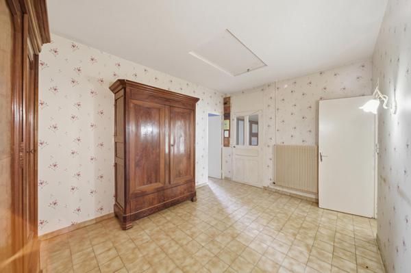 Maison à rafraichir à Chalon Sur Saône de 140 m² avec 5 chambres, dépendances et terrain