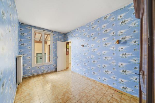 Maison à rafraichir à Chalon Sur Saône de 140 m² avec 5 chambres, dépendances et terrain