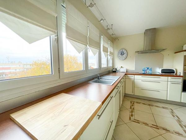 À découvrir rapidement ? Superbe T3 rénové avec balcon et vue dégagée, dernier étage !