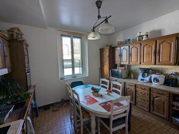 Immeuble de rapport: 2 appartements et local commercial