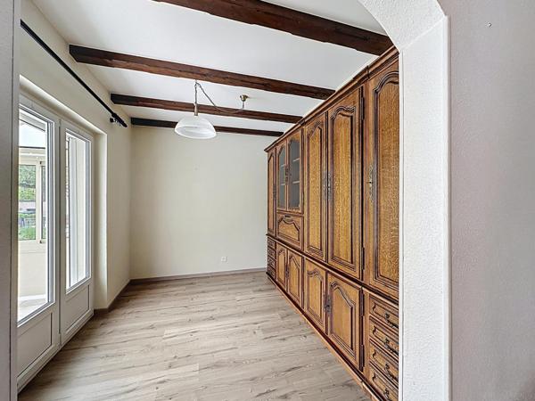 Charmante maison avec grand jardin, fort potentiel d’évolution, idéal pour familles et frontaliers.