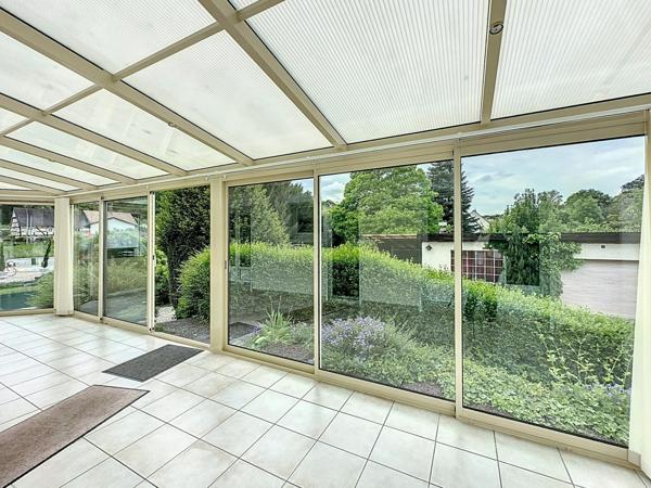 Charmante maison avec grand jardin, fort potentiel d’évolution, idéal pour familles et frontaliers.