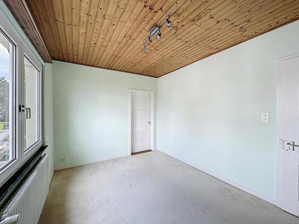 Charmante maison avec grand jardin, fort potentiel d’évolution, idéal pour familles et frontaliers.