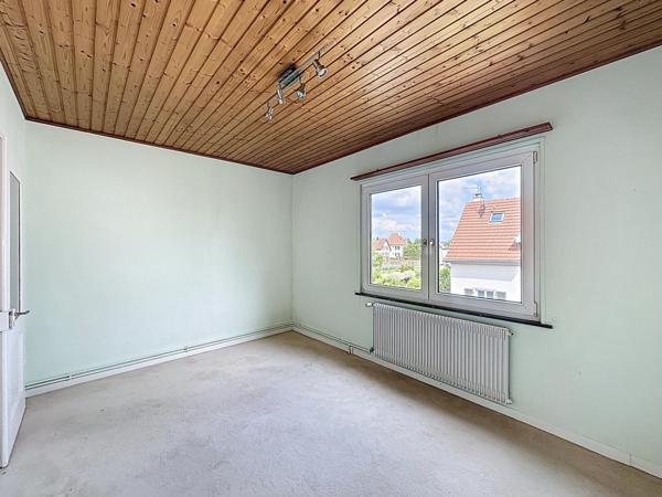 Charmante maison avec grand jardin, fort potentiel d’évolution, idéal pour familles et frontaliers.