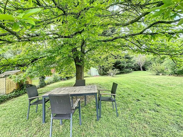 Charmante maison avec grand jardin, fort potentiel d’évolution, idéal pour familles et frontaliers.