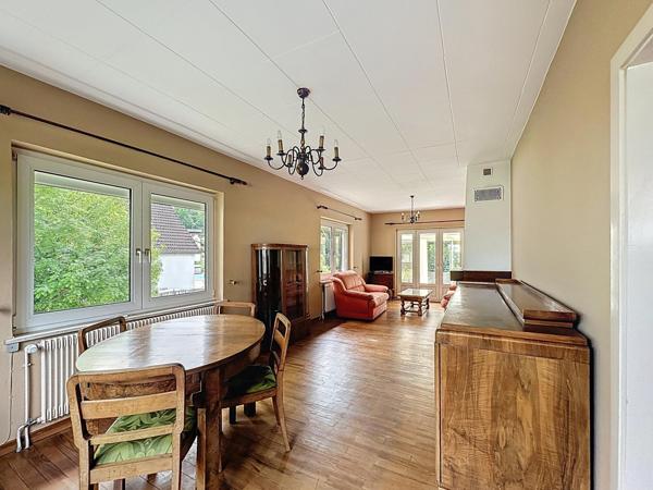 Charmante maison avec grand jardin, fort potentiel d’évolution, idéal pour familles et frontaliers.