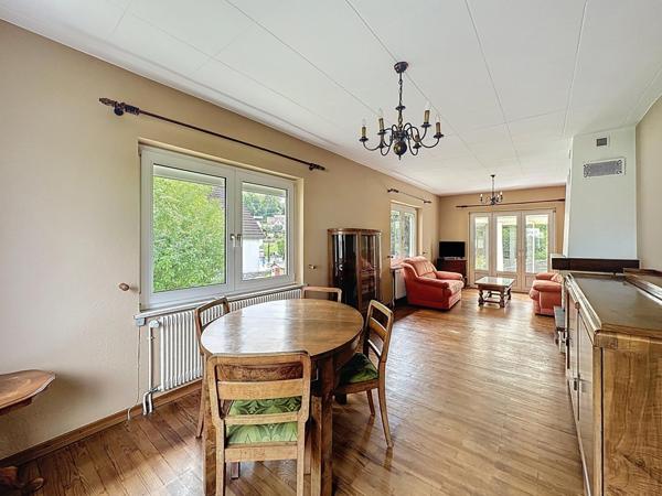 Charmante maison avec grand jardin, fort potentiel d’évolution, idéal pour familles et frontaliers.
