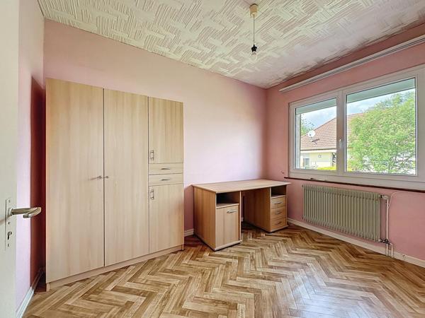 Charmante maison avec grand jardin, fort potentiel d’évolution, idéal pour familles et frontaliers.