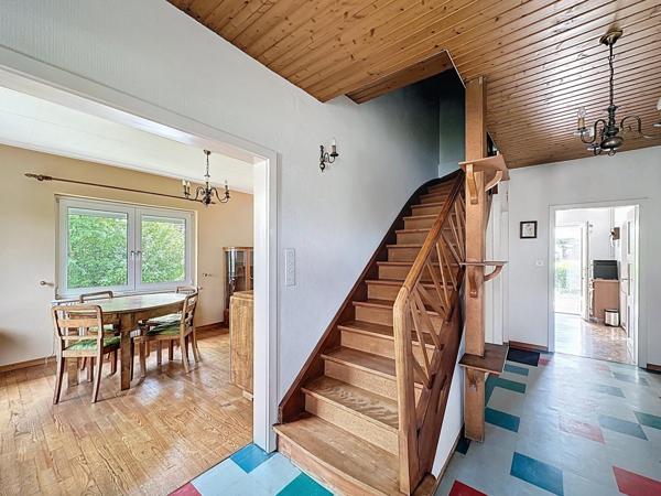 Charmante maison avec grand jardin, fort potentiel d’évolution, idéal pour familles et frontaliers.