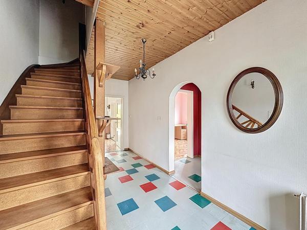 Charmante maison avec grand jardin, fort potentiel d’évolution, idéal pour familles et frontaliers.