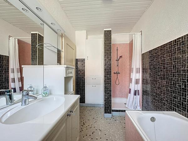 Charmante maison avec grand jardin, fort potentiel d’évolution, idéal pour familles et frontaliers.