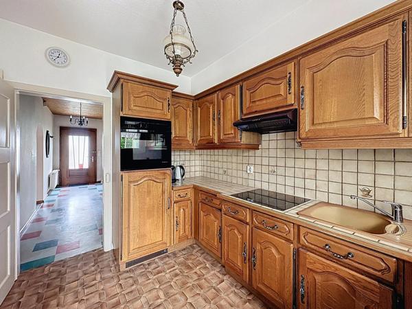 Charmante maison avec grand jardin, fort potentiel d’évolution, idéal pour familles et frontaliers.