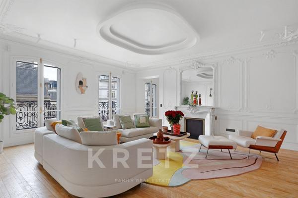 Appartement haussmanien en dernier étage rénové par architecte de renom