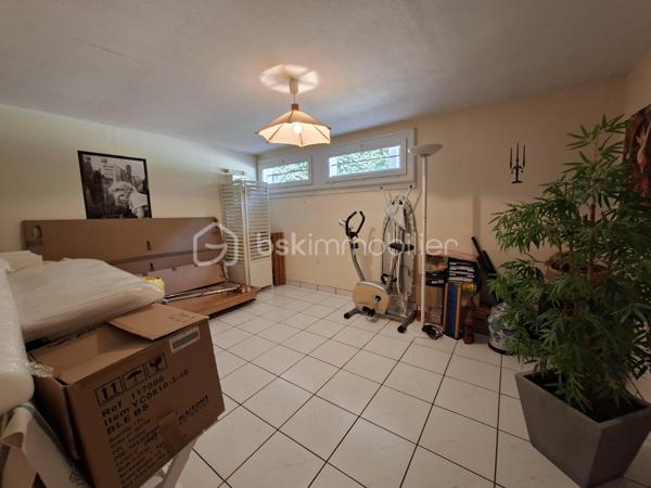 Située au sud de CHÉCY 45 430, proche des commerces et établissements scolaires et à 500 mètres a pied du centre-ville ( Mairie ).
Maison traditionnelle F6 avec un sous-sol total compartimenté sur un terrain clos de 805 m².
 Vous serez séduit par un agencement pensé pour le quotidien . Au rez-de-chaussée une entrée, une chambre ( 14 m² ) avec placards, une salle d'eau avec wc, un séjour de 30 m² avec cheminée et une cuisine indépendante aménagée/ équipée  qui s'ouvrent tous deux sur une spacieuse terrasse pour des moments en extérieur.
A l'étage, l'espace nuit promet calme et confort. Le palier avec son coin bureau dessert trois belles chambres( 12,12,13 m²) avec placards, un wc indépendant et une salle de bains avec douche.
Un sous-sol total compartimenté dont une pièce habitable pouvant faire office de chambre ou bureau, porte de Garage sectionnelle motorisée.
Les menuiseries en PVC, double- vitrage, volets en PVC et assainissement collectif.
Maison Familiale  fonctionnelle et de beaux volumes !!!