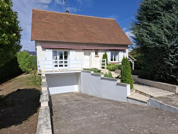 Située au sud de CHÉCY 45 430, proche des commerces et établissements scolaires et à 500 mètres a pied du centre-ville ( Mairie ).
Maison traditionnelle F6 avec un sous-sol total compartimenté sur un terrain clos de 805 m².
 Vous serez séduit par un agencement pensé pour le quotidien . Au rez-de-chaussée une entrée, une chambre ( 14 m² ) avec placards, une salle d'eau avec wc, un séjour de 30 m² avec cheminée et une cuisine indépendante aménagée/ équipée  qui s'ouvrent tous deux sur une spacieuse terrasse pour des moments en extérieur.
A l'étage, l'espace nuit promet calme et confort. Le palier avec son coin bureau dessert trois belles chambres( 12,12,13 m²) avec placards, un wc indépendant et une salle de bains avec douche.
Un sous-sol total compartimenté dont une pièce habitable pouvant faire office de chambre ou bureau, porte de Garage sectionnelle motorisée.
Les menuiseries en PVC, double- vitrage, volets en PVC et assainissement collectif.
Maison Familiale  fonctionnelle et de beaux volumes !!!