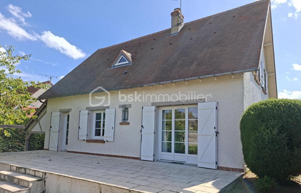 Située au sud de CHÉCY 45 430, proche des commerces et établissements scolaires et à 500 mètres a pied du centre-ville ( Mairie ).
Maison traditionnelle F6 avec un sous-sol total compartimenté sur un terrain clos de 805 m².
 Vous serez séduit par un agencement pensé pour le quotidien . Au rez-de-chaussée une entrée, une chambre ( 14 m² ) avec placards, une salle d'eau avec wc, un séjour de 30 m² avec cheminée et une cuisine indépendante aménagée/ équipée  qui s'ouvrent tous deux sur une spacieuse terrasse pour des moments en extérieur.
A l'étage, l'espace nuit promet calme et confort. Le palier avec son coin bureau dessert trois belles chambres( 12,12,13 m²) avec placards, un wc indépendant et une salle de bains avec douche.
Un sous-sol total compartimenté dont une pièce habitable pouvant faire office de chambre ou bureau, porte de Garage sectionnelle motorisée.
Les menuiseries en PVC, double- vitrage, volets en PVC et assainissement collectif.
Maison Familiale  fonctionnelle et de beaux volumes !!!