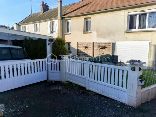 Entre ville et campagne, située dans un environnement agréable, cette maison de 120m2 offre de beaux volumes et de prestations de qualité. Au rdc cuisine équipée ouverte sur un salon/séjour 35m2, très belle salle de bain avec douche, bureau et wc séparé . A l étage, trois chambres 13,11,10m2 ,dressing et salle d eau avec wc. 
A l extérieur : garage fermé, garage ouvert pouvant accueillir une camionnette, cave, atelier, annexe. Prestation: DPE B ,chauffage par pompe a chaleur, double vitrage, volets roulants, double isolation intérieur ,parquet, radiateur en fonte, fibre. Cette maison bien entretenue allie confort, économie d énergie et fonctionnalité. Idéale pour une famille recherchant un bien spacieux avec de nombreuses dépendances. A voir absolument, me contacter pour plus informations.