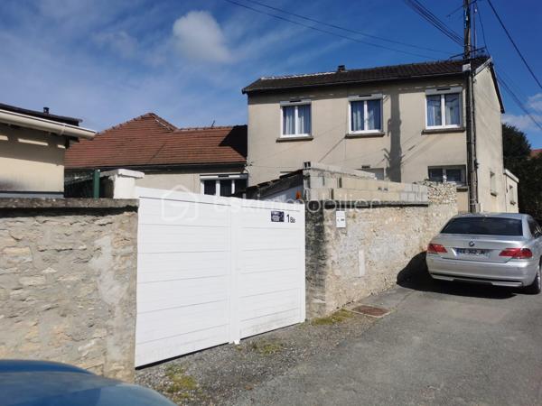 Entre ville et campagne, située dans un environnement agréable, cette maison de 120m2 offre de beaux volumes et de prestations de qualité. Au rdc cuisine équipée ouverte sur un salon/séjour 35m2, très belle salle de bain avec douche, bureau et wc séparé . A l étage, trois chambres 13,11,10m2 ,dressing et salle d eau avec wc. 
A l extérieur : garage fermé, garage ouvert pouvant accueillir une camionnette, cave, atelier, annexe. Prestation: DPE B ,chauffage par pompe a chaleur, double vitrage, volets roulants, double isolation intérieur ,parquet, radiateur en fonte, fibre. Cette maison bien entretenue allie confort, économie d énergie et fonctionnalité. Idéale pour une famille recherchant un bien spacieux avec de nombreuses dépendances. A voir absolument, me contacter pour plus informations.