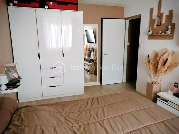 Entre ville et campagne, située dans un environnement agréable, cette maison de 120m2 offre de beaux volumes et de prestations de qualité. Au rdc cuisine équipée ouverte sur un salon/séjour 35m2, très belle salle de bain avec douche, bureau et wc séparé . A l étage, trois chambres 13,11,10m2 ,dressing et salle d eau avec wc. 
A l extérieur : garage fermé, garage ouvert pouvant accueillir une camionnette, cave, atelier, annexe. Prestation: DPE B ,chauffage par pompe a chaleur, double vitrage, volets roulants, double isolation intérieur ,parquet, radiateur en fonte, fibre. Cette maison bien entretenue allie confort, économie d énergie et fonctionnalité. Idéale pour une famille recherchant un bien spacieux avec de nombreuses dépendances. A voir absolument, me contacter pour plus informations.
