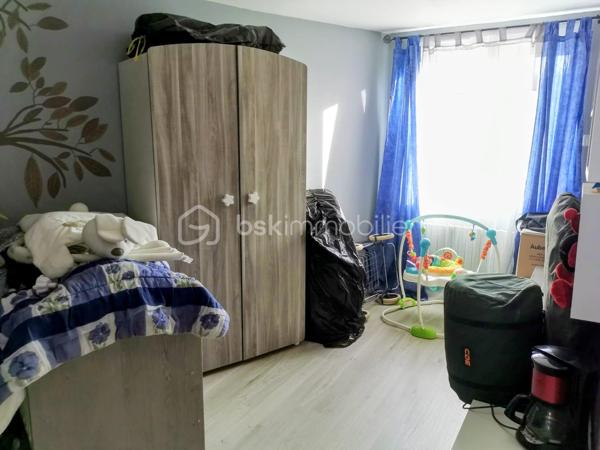 Entre ville et campagne, située dans un environnement agréable, cette maison de 120m2 offre de beaux volumes et de prestations de qualité. Au rdc cuisine équipée ouverte sur un salon/séjour 35m2, très belle salle de bain avec douche, bureau et wc séparé . A l étage, trois chambres 13,11,10m2 ,dressing et salle d eau avec wc. 
A l extérieur : garage fermé, garage ouvert pouvant accueillir une camionnette, cave, atelier, annexe. Prestation: DPE B ,chauffage par pompe a chaleur, double vitrage, volets roulants, double isolation intérieur ,parquet, radiateur en fonte, fibre. Cette maison bien entretenue allie confort, économie d énergie et fonctionnalité. Idéale pour une famille recherchant un bien spacieux avec de nombreuses dépendances. A voir absolument, me contacter pour plus informations.