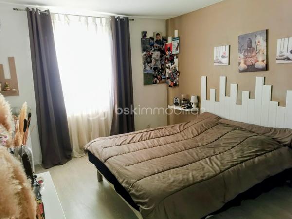 Entre ville et campagne, située dans un environnement agréable, cette maison de 120m2 offre de beaux volumes et de prestations de qualité. Au rdc cuisine équipée ouverte sur un salon/séjour 35m2, très belle salle de bain avec douche, bureau et wc séparé . A l étage, trois chambres 13,11,10m2 ,dressing et salle d eau avec wc. 
A l extérieur : garage fermé, garage ouvert pouvant accueillir une camionnette, cave, atelier, annexe. Prestation: DPE B ,chauffage par pompe a chaleur, double vitrage, volets roulants, double isolation intérieur ,parquet, radiateur en fonte, fibre. Cette maison bien entretenue allie confort, économie d énergie et fonctionnalité. Idéale pour une famille recherchant un bien spacieux avec de nombreuses dépendances. A voir absolument, me contacter pour plus informations.