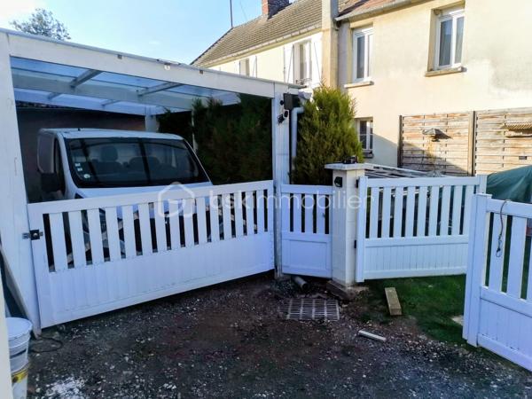 Entre ville et campagne, située dans un environnement agréable, cette maison de 120m2 offre de beaux volumes et de prestations de qualité. Au rdc cuisine équipée ouverte sur un salon/séjour 35m2, très belle salle de bain avec douche, bureau et wc séparé . A l étage, trois chambres 13,11,10m2 ,dressing et salle d eau avec wc. 
A l extérieur : garage fermé, garage ouvert pouvant accueillir une camionnette, cave, atelier, annexe. Prestation: DPE B ,chauffage par pompe a chaleur, double vitrage, volets roulants, double isolation intérieur ,parquet, radiateur en fonte, fibre. Cette maison bien entretenue allie confort, économie d énergie et fonctionnalité. Idéale pour une famille recherchant un bien spacieux avec de nombreuses dépendances. A voir absolument, me contacter pour plus informations.