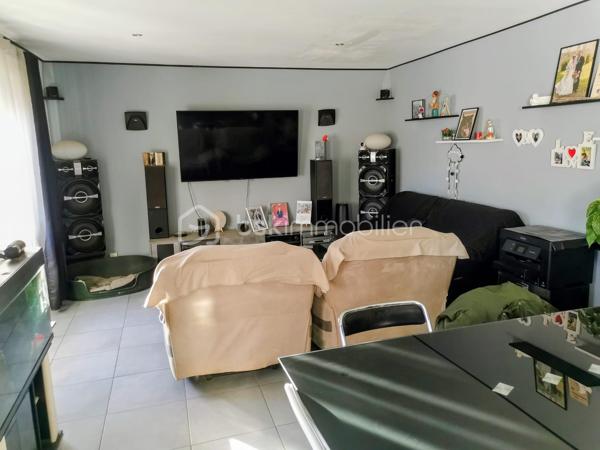 Entre ville et campagne, située dans un environnement agréable, cette maison de 120m2 offre de beaux volumes et de prestations de qualité. Au rdc cuisine équipée ouverte sur un salon/séjour 35m2, très belle salle de bain avec douche, bureau et wc séparé . A l étage, trois chambres 13,11,10m2 ,dressing et salle d eau avec wc. 
A l extérieur : garage fermé, garage ouvert pouvant accueillir une camionnette, cave, atelier, annexe. Prestation: DPE B ,chauffage par pompe a chaleur, double vitrage, volets roulants, double isolation intérieur ,parquet, radiateur en fonte, fibre. Cette maison bien entretenue allie confort, économie d énergie et fonctionnalité. Idéale pour une famille recherchant un bien spacieux avec de nombreuses dépendances. A voir absolument, me contacter pour plus informations.