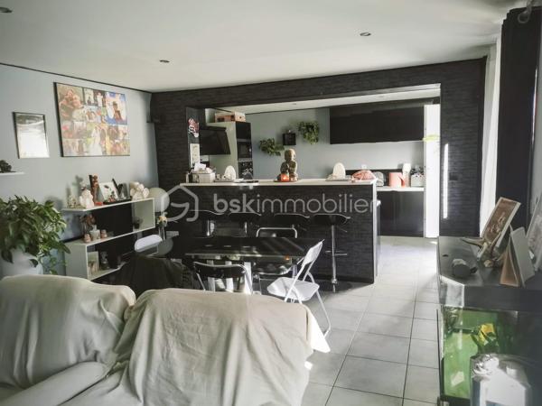 Entre ville et campagne, située dans un environnement agréable, cette maison de 120m2 offre de beaux volumes et de prestations de qualité. Au rdc cuisine équipée ouverte sur un salon/séjour 35m2, très belle salle de bain avec douche, bureau et wc séparé . A l étage, trois chambres 13,11,10m2 ,dressing et salle d eau avec wc. 
A l extérieur : garage fermé, garage ouvert pouvant accueillir une camionnette, cave, atelier, annexe. Prestation: DPE B ,chauffage par pompe a chaleur, double vitrage, volets roulants, double isolation intérieur ,parquet, radiateur en fonte, fibre. Cette maison bien entretenue allie confort, économie d énergie et fonctionnalité. Idéale pour une famille recherchant un bien spacieux avec de nombreuses dépendances. A voir absolument, me contacter pour plus informations.