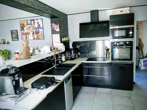 Entre ville et campagne, située dans un environnement agréable, cette maison de 120m2 offre de beaux volumes et de prestations de qualité. Au rdc cuisine équipée ouverte sur un salon/séjour 35m2, très belle salle de bain avec douche, bureau et wc séparé . A l étage, trois chambres 13,11,10m2 ,dressing et salle d eau avec wc. 
A l extérieur : garage fermé, garage ouvert pouvant accueillir une camionnette, cave, atelier, annexe. Prestation: DPE B ,chauffage par pompe a chaleur, double vitrage, volets roulants, double isolation intérieur ,parquet, radiateur en fonte, fibre. Cette maison bien entretenue allie confort, économie d énergie et fonctionnalité. Idéale pour une famille recherchant un bien spacieux avec de nombreuses dépendances. A voir absolument, me contacter pour plus informations.