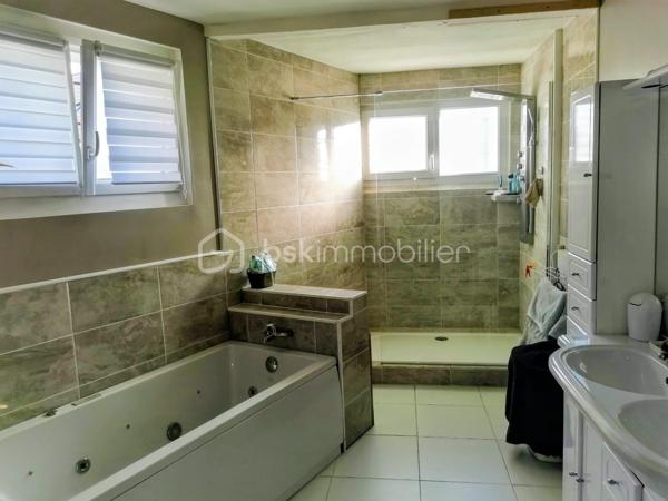 Entre ville et campagne, située dans un environnement agréable, cette maison de 120m2 offre de beaux volumes et de prestations de qualité. Au rdc cuisine équipée ouverte sur un salon/séjour 35m2, très belle salle de bain avec douche, bureau et wc séparé . A l étage, trois chambres 13,11,10m2 ,dressing et salle d eau avec wc. 
A l extérieur : garage fermé, garage ouvert pouvant accueillir une camionnette, cave, atelier, annexe. Prestation: DPE B ,chauffage par pompe a chaleur, double vitrage, volets roulants, double isolation intérieur ,parquet, radiateur en fonte, fibre. Cette maison bien entretenue allie confort, économie d énergie et fonctionnalité. Idéale pour une famille recherchant un bien spacieux avec de nombreuses dépendances. A voir absolument, me contacter pour plus informations.