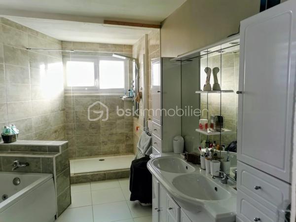 Entre ville et campagne, située dans un environnement agréable, cette maison de 120m2 offre de beaux volumes et de prestations de qualité. Au rdc cuisine équipée ouverte sur un salon/séjour 35m2, très belle salle de bain avec douche, bureau et wc séparé . A l étage, trois chambres 13,11,10m2 ,dressing et salle d eau avec wc. 
A l extérieur : garage fermé, garage ouvert pouvant accueillir une camionnette, cave, atelier, annexe. Prestation: DPE B ,chauffage par pompe a chaleur, double vitrage, volets roulants, double isolation intérieur ,parquet, radiateur en fonte, fibre. Cette maison bien entretenue allie confort, économie d énergie et fonctionnalité. Idéale pour une famille recherchant un bien spacieux avec de nombreuses dépendances. A voir absolument, me contacter pour plus informations.