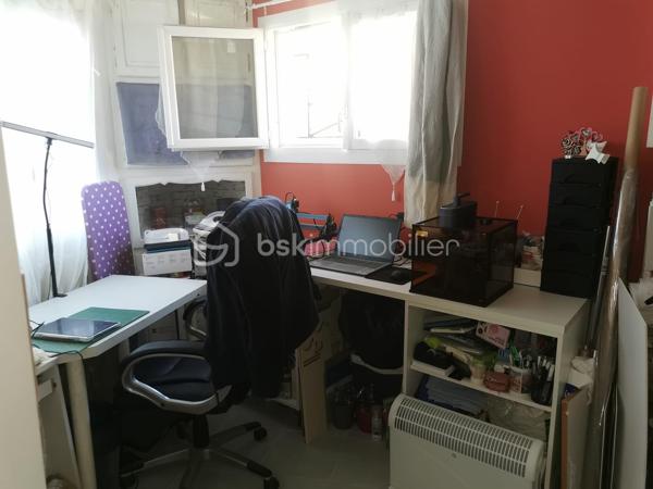 Entre ville et campagne, située dans un environnement agréable, cette maison de 120m2 offre de beaux volumes et de prestations de qualité. Au rdc cuisine équipée ouverte sur un salon/séjour 35m2, très belle salle de bain avec douche, bureau et wc séparé . A l étage, trois chambres 13,11,10m2 ,dressing et salle d eau avec wc. 
A l extérieur : garage fermé, garage ouvert pouvant accueillir une camionnette, cave, atelier, annexe. Prestation: DPE B ,chauffage par pompe a chaleur, double vitrage, volets roulants, double isolation intérieur ,parquet, radiateur en fonte, fibre. Cette maison bien entretenue allie confort, économie d énergie et fonctionnalité. Idéale pour une famille recherchant un bien spacieux avec de nombreuses dépendances. A voir absolument, me contacter pour plus informations.