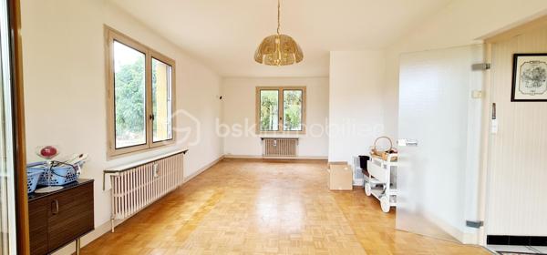 Maison individuelle 89 m² – 3 chambres – Sous-sol complet & Terrain de 678 m² – Beaune (21200)

À seulement quelques minutes du centre-ville et des commodités, découvrez cette agréable maison individuelle à rafraîchir implantée sur une parcelle d'angle , offrant un cadre de vie paisible dans un quartier pavillonnaire recherché. 
Dès l'entrée, vous serez séduits par une pièce de vie lumineuse, idéale pour partager des moments conviviaux en famille. La cuisine équipée, fonctionnelle, complète parfaitement l'espace de vie. Un dégagement avec rangement intégré apporte une optimisation appréciable au quotidien.  La partie nuit se compose de trois chambres, dont deux bénéficiant de placards intégrés, d'une salle d'eau et de WC séparés.  
Au sous-sol semi-enterré complet de même surface, vous disposerez d'un garage, d'un cellier, d'une chaufferie et d'une cave, apportant un confort de stockage et de rangement incomparable.  
À l'extérieur, profitez d'un jardin clos et arboré, idéal pour les amoureux de nature ou les projets familiaux.
Les atouts :
- 3 chambres
- Sous-sol complet (garage, cellier, chaufferie, cave)
- Terrain clos de 678 m²
- Assainissement collectif contrôlé et conforme
- Environnement calme et verdoyant (quartier pavillonnaire)

Un bien offrant une base saine et un bel espace de vie sur le secteur de Beaune.

Contactez-moi pour organiser une visite !!!