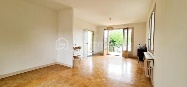 Maison individuelle 89 m² – 3 chambres – Sous-sol complet & Terrain de 678 m² – Beaune (21200)

À seulement quelques minutes du centre-ville et des commodités, découvrez cette agréable maison individuelle à rafraîchir implantée sur une parcelle d'angle , offrant un cadre de vie paisible dans un quartier pavillonnaire recherché. 
Dès l'entrée, vous serez séduits par une pièce de vie lumineuse, idéale pour partager des moments conviviaux en famille. La cuisine équipée, fonctionnelle, complète parfaitement l'espace de vie. Un dégagement avec rangement intégré apporte une optimisation appréciable au quotidien.  La partie nuit se compose de trois chambres, dont deux bénéficiant de placards intégrés, d'une salle d'eau et de WC séparés.  
Au sous-sol semi-enterré complet de même surface, vous disposerez d'un garage, d'un cellier, d'une chaufferie et d'une cave, apportant un confort de stockage et de rangement incomparable.  
À l'extérieur, profitez d'un jardin clos et arboré, idéal pour les amoureux de nature ou les projets familiaux.
Les atouts :
- 3 chambres
- Sous-sol complet (garage, cellier, chaufferie, cave)
- Terrain clos de 678 m²
- Assainissement collectif contrôlé et conforme
- Environnement calme et verdoyant (quartier pavillonnaire)

Un bien offrant une base saine et un bel espace de vie sur le secteur de Beaune.

Contactez-moi pour organiser une visite !!!