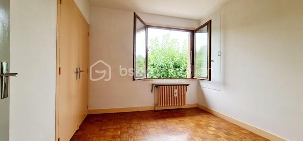 Maison individuelle 89 m² – 3 chambres – Sous-sol complet & Terrain de 678 m² – Beaune (21200)

À seulement quelques minutes du centre-ville et des commodités, découvrez cette agréable maison individuelle à rafraîchir implantée sur une parcelle d'angle , offrant un cadre de vie paisible dans un quartier pavillonnaire recherché. 
Dès l'entrée, vous serez séduits par une pièce de vie lumineuse, idéale pour partager des moments conviviaux en famille. La cuisine équipée, fonctionnelle, complète parfaitement l'espace de vie. Un dégagement avec rangement intégré apporte une optimisation appréciable au quotidien.  La partie nuit se compose de trois chambres, dont deux bénéficiant de placards intégrés, d'une salle d'eau et de WC séparés.  
Au sous-sol semi-enterré complet de même surface, vous disposerez d'un garage, d'un cellier, d'une chaufferie et d'une cave, apportant un confort de stockage et de rangement incomparable.  
À l'extérieur, profitez d'un jardin clos et arboré, idéal pour les amoureux de nature ou les projets familiaux.
Les atouts :
- 3 chambres
- Sous-sol complet (garage, cellier, chaufferie, cave)
- Terrain clos de 678 m²
- Assainissement collectif contrôlé et conforme
- Environnement calme et verdoyant (quartier pavillonnaire)

Un bien offrant une base saine et un bel espace de vie sur le secteur de Beaune.

Contactez-moi pour organiser une visite !!!